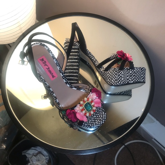Betsey Johnson flower embellished pumps. - Picture 4 of 4